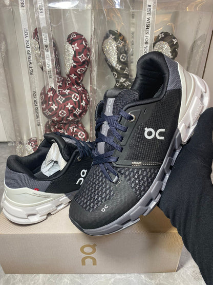 ON Cloudflyer ‘Black/White’ 🖤